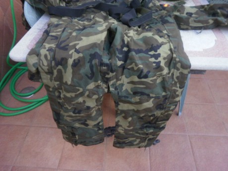 Usado en muy pocas ocasiones, en perfecto estado.

Forro polar verde desmontable y pantalón y chaqueta 11