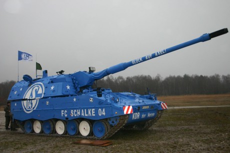 Y digo yo, si los alemanes se pueden permitir el lujazo de pintar un  PzH 2000  con los colores del equipo 00