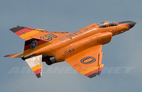 Pues eso, en este hilo pretendo deleitaros como amantes de los aviones de combate que sois muchos, con 32