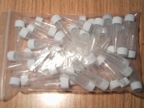 Vendo tubos dosificadores en bolsas de 50 U. Tapón blanco precio 15€ portes incluidos. 02
