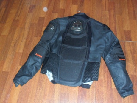 Lo dicho cambio esta cazadora motorista de cuero por arma o algo relacionado con el tiro que me interese, 01