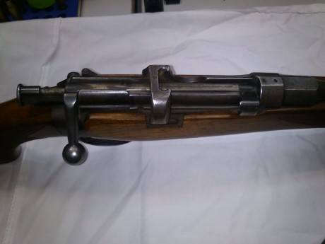 Buenas Tardes 

Os muestro algunas fotografías de un rifle que tiene un amigo. Es del Calibre 303, Creo 01