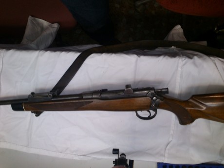 Buenas Tardes 

Os muestro algunas fotografías de un rifle que tiene un amigo. Es del Calibre 303, Creo 00
