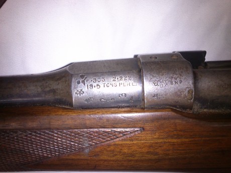 Buenas Tardes 

Os muestro algunas fotografías de un rifle que tiene un amigo. Es del Calibre 303, Creo 12