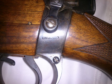 Buenas Tardes 

Os muestro algunas fotografías de un rifle que tiene un amigo. Es del Calibre 303, Creo 11