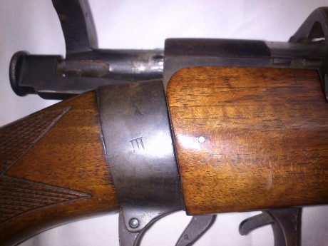 Buenas Tardes 

Os muestro algunas fotografías de un rifle que tiene un amigo. Es del Calibre 303, Creo 22