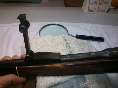 Buenas Tardes 

Os muestro algunas fotografías de un rifle que tiene un amigo. Es del Calibre 303, Creo 20