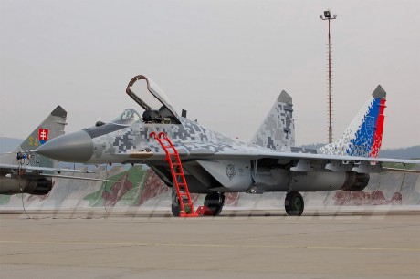 Pues eso, en este hilo pretendo deleitaros como amantes de los aviones de combate que sois muchos, con 111