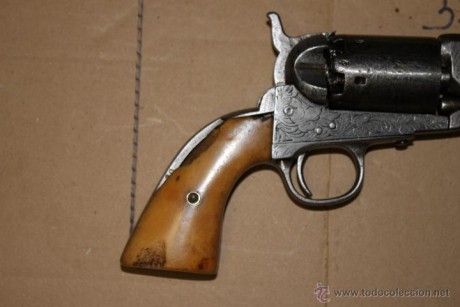 Hola este revolver fue comprado  por un amigo,  es un  COLT NAVY FABRICADO EN BELGICA ( Lieja) en la segunda 01