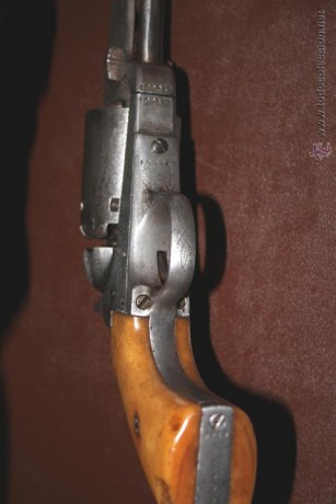 Hola este revolver fue comprado  por un amigo,  es un  COLT NAVY FABRICADO EN BELGICA ( Lieja) en la segunda 00
