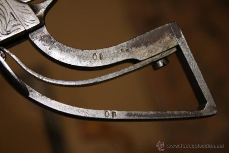 Hola este revolver fue comprado  por un amigo,  es un  COLT NAVY FABRICADO EN BELGICA ( Lieja) en la segunda 22