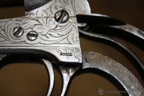 Hola este revolver fue comprado  por un amigo,  es un  COLT NAVY FABRICADO EN BELGICA ( Lieja) en la segunda 21