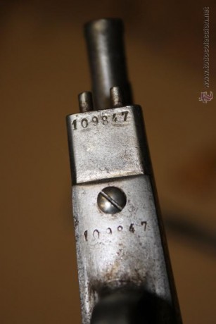 Hola este revolver fue comprado  por un amigo,  es un  COLT NAVY FABRICADO EN BELGICA ( Lieja) en la segunda 20