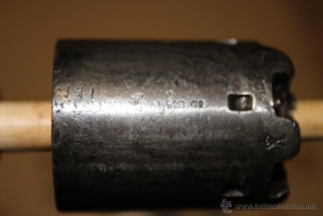 Hola este revolver fue comprado  por un amigo,  es un  COLT NAVY FABRICADO EN BELGICA ( Lieja) en la segunda 42