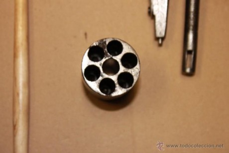 Hola este revolver fue comprado  por un amigo,  es un  COLT NAVY FABRICADO EN BELGICA ( Lieja) en la segunda 41
