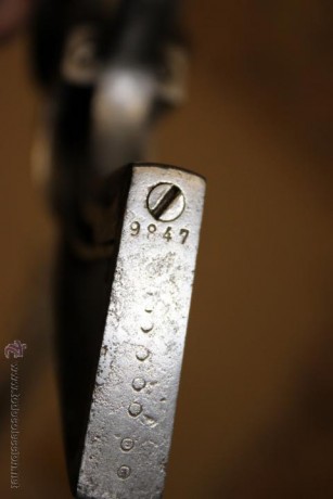 Hola este revolver fue comprado  por un amigo,  es un  COLT NAVY FABRICADO EN BELGICA ( Lieja) en la segunda 10