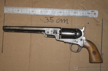 Hola este revolver fue comprado  por un amigo,  es un  COLT NAVY FABRICADO EN BELGICA ( Lieja) en la segunda 52