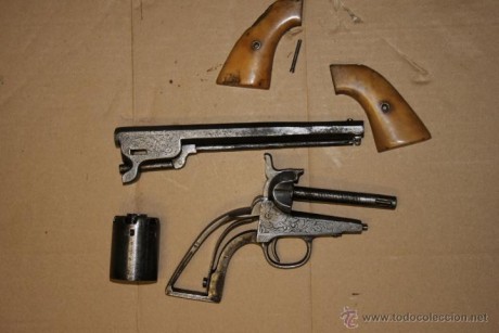 Hola este revolver fue comprado  por un amigo,  es un  COLT NAVY FABRICADO EN BELGICA ( Lieja) en la segunda 51