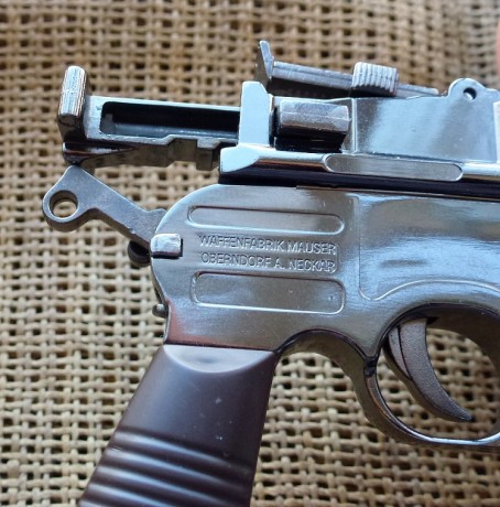 Hola.
Vendo esta preciosa miniatura en metal de la famosa pistola Mauser M-712, la miniatura esta muy 12
