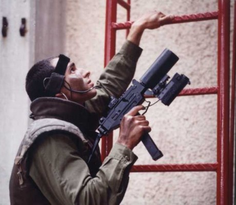 Hace unos dias estuve enmedio de una discucion sobre el uso y seguridad de la UZI (portada de manera legal)

Yo 60