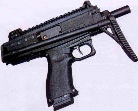 Hace unos dias estuve enmedio de una discucion sobre el uso y seguridad de la UZI (portada de manera legal)

Yo 70