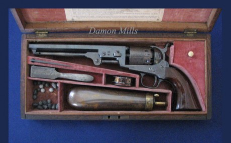 Hola este revolver fue comprado  por un amigo,  es un  COLT NAVY FABRICADO EN BELGICA ( Lieja) en la segunda 60