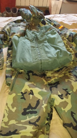 Un compañero vende un traje de intemperie completamente nuevo. solo sacado de la bolsa para hacer las 02
