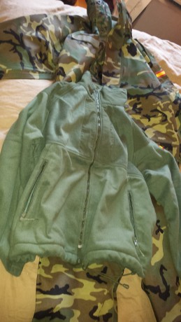 Un compañero vende un traje de intemperie completamente nuevo. solo sacado de la bolsa para hacer las 01