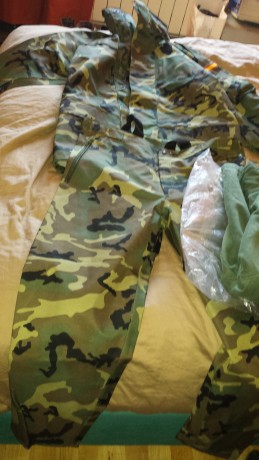 Un compañero vende un traje de intemperie completamente nuevo. solo sacado de la bolsa para hacer las 00