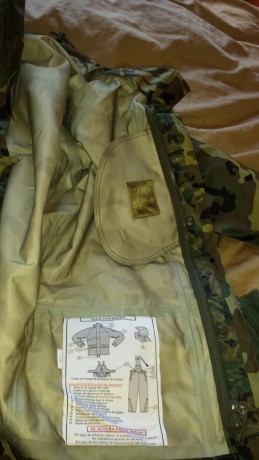 Un compañero vende un traje de intemperie completamente nuevo. solo sacado de la bolsa para hacer las 10