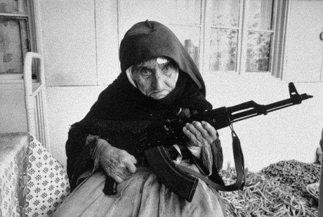 Mi bisabuela, aquí presente (en la foto), vende su Kalasnikov, que robó y no recuerda cuando ni donde.
Según 00