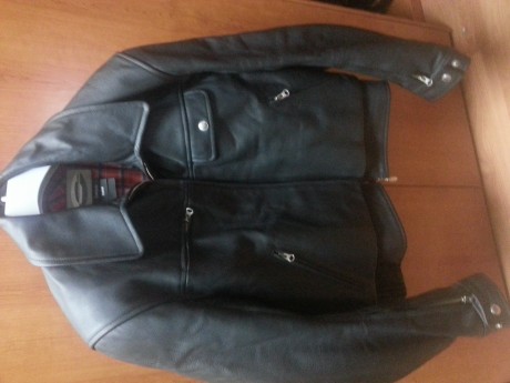 2 Chaquetas cuero y un pantalón ,

1- cazadora talla 26 ( talla L ) marrón , calidad original bmw , creado 01