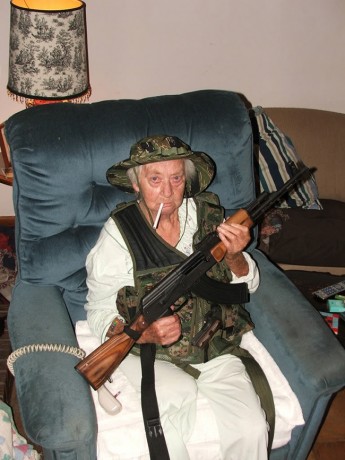 Mi bisabuela, aquí presente (en la foto), vende su Kalasnikov, que robó y no recuerda cuando ni donde.
Según 30