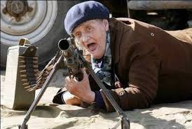 Mi bisabuela, aquí presente (en la foto), vende su Kalasnikov, que robó y no recuerda cuando ni donde.
Según 90