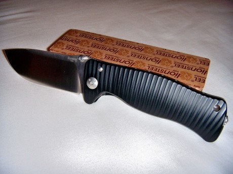 Vendo Navaja italiana Lionsteel con hoja de acero carbono D2 completamente nueva. Rodillos para facil 00
