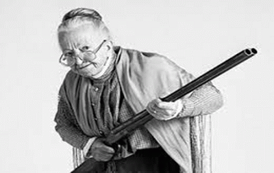 Mi bisabuela, aquí presente (en la foto), vende su Kalasnikov, que robó y no recuerda cuando ni donde.
Según 150