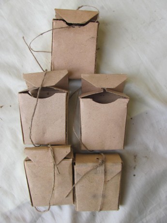 Hola -Vendo cajas de municion para mocin --son de epoca  --precio 60 euros todas  -
gastos de enbio aparte 01