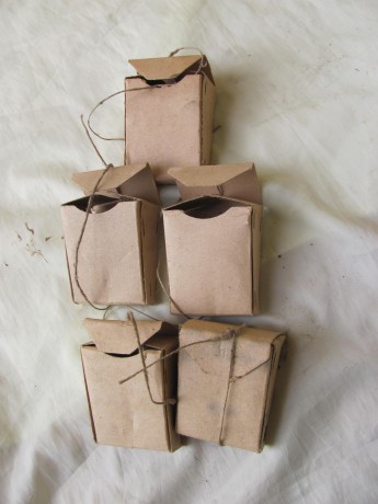 Hola -Vendo cajas de municion para mocin --son de epoca  --precio 60 euros todas  -
gastos de enbio aparte 00