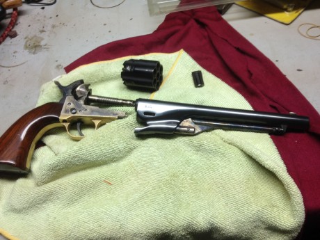 Hola compañer@s.Esto es lo que me ha pasado.He cogido el revolver,el cual lo tengo envuelto en un paño 92
