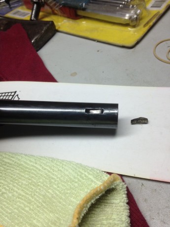 Hola compañer@s.Esto es lo que me ha pasado.He cogido el revolver,el cual lo tengo envuelto en un paño 101
