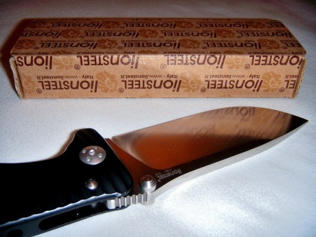 Vendo Navaja italiana Lionsteel con hoja de acero carbono D2 completamente nueva. Rodillos para facil 20