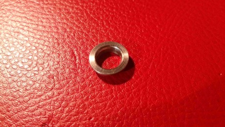 Hola a todos,

Estoy restaurando una carabina ONENA 500.  Al volver a montar todo, me encuentro la pieza 00