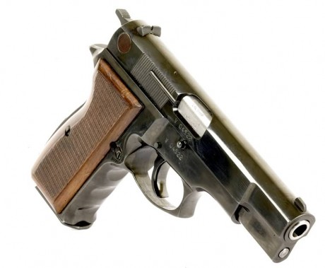 hola me gusta mucho este arma es una luger m90 pero no consigo domarla me podriais ayudar para mejorarla 00