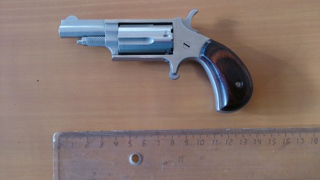 Hola vendo Mini Revólver NORTH AMERICAN ARMS, Cal. 22 MAGNUM. Estado impecable, con su caja y fundas interior 01