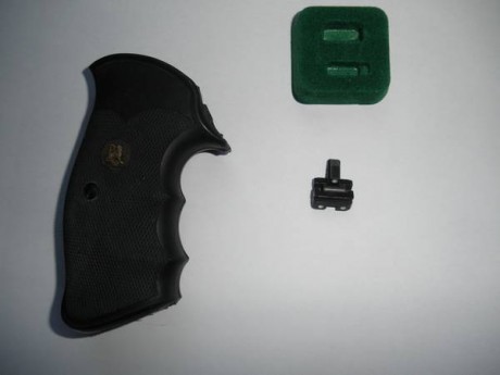 VENTA:
* Cachas "Pachmayr" para  "S&W" armazon K o L.  NUEVAS (Estreno)   15 €
* 00