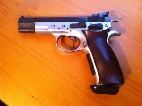 Un amigo me pidio que le publicase este anuncio por dejar el tiro deportivo,Vende HK P2000. (tiene dos 20