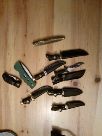 Se vende coleccion de cuchillos, miniaturas y navajas 1 machete de muela, 1 hacha deportiva de muela, 02