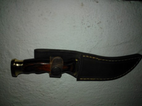 Se vende coleccion de cuchillos, miniaturas y navajas 1 machete de muela, 1 hacha deportiva de muela, 00
