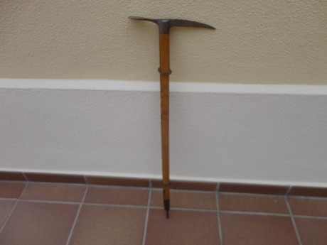 SE VENDE MAGNIFICO PIOLET DE MONTAÑA DEL EJECITO ESPAÑOL ESTADO MAGNIFICO. ES EL MISMO QUE APARECE EN 01