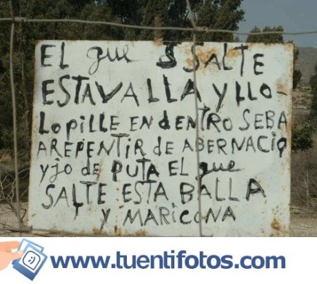 Hola conoceis esta frase??

"Mi vecino es anti-armas. En su casa NO HAY ARMAS. Yo, en estricto cumplimiento 20